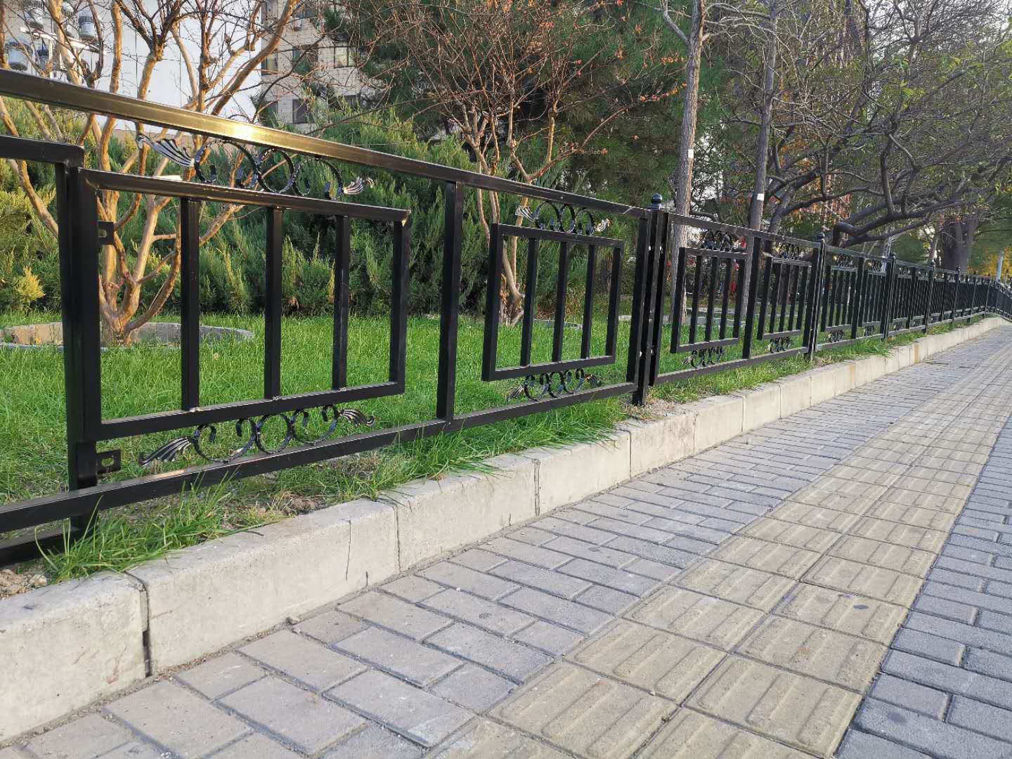 安装北京铁艺大门时，尺寸和比例是怎么选取的？